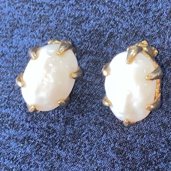 Vintage Milk Glass White Boulders Held by Golden Claws Clip On Earrings - Picture 10 of 15